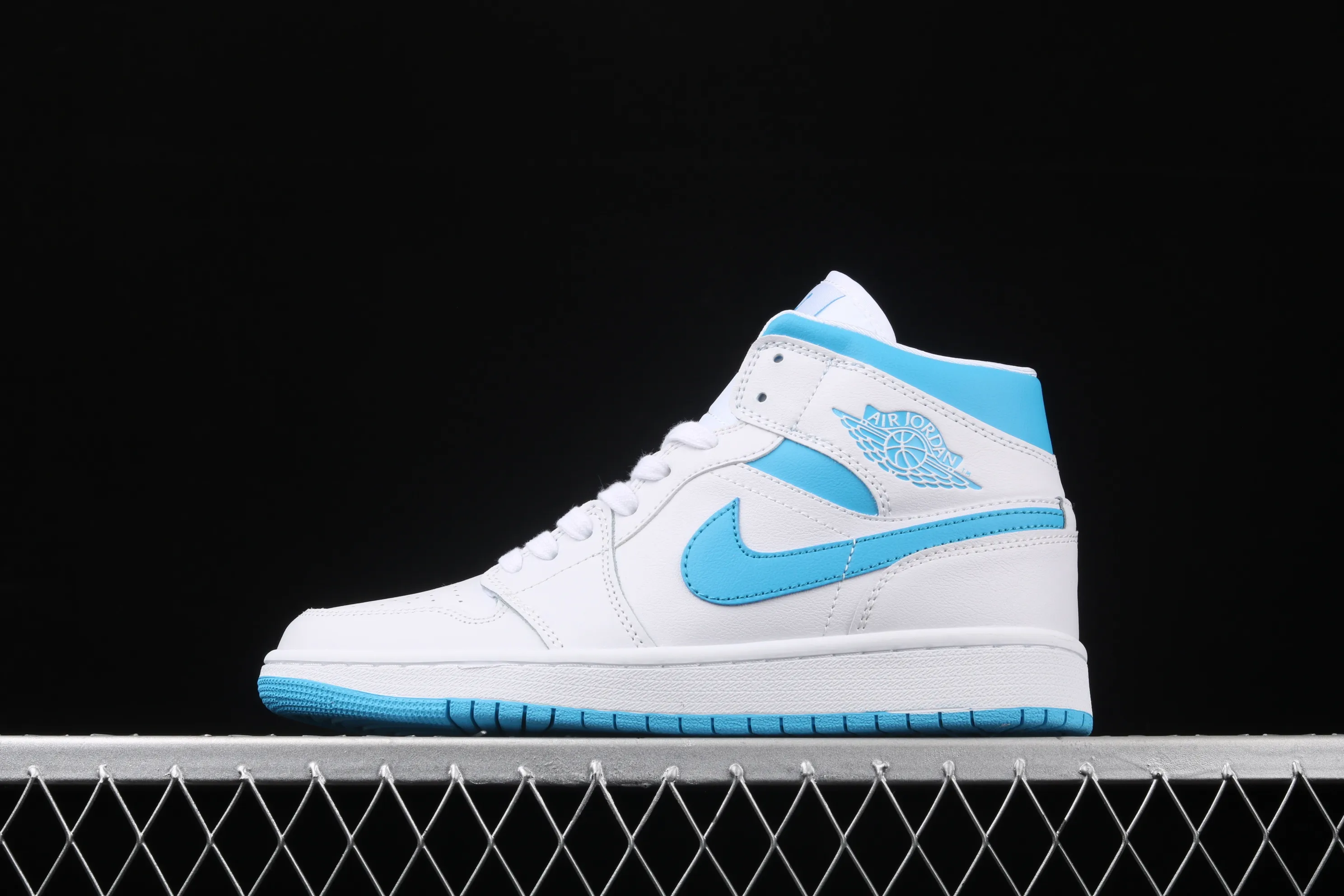 All Categories Air Jordan Jordan Series Basketball Shoes Air Jordan 1 Mid Air Jordan 1 Mid Carolina Blue AJ1 Joe 1 Lake Blue First Layer China Basketball Shoes BQ6472-114